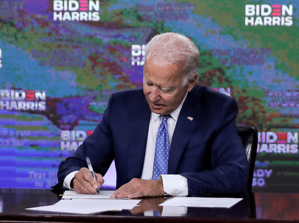 Joe Biden firma los documentos oficiales para ser designado como el candidato a la presidencia del partido demócrata. 14 de agosto de 2020.