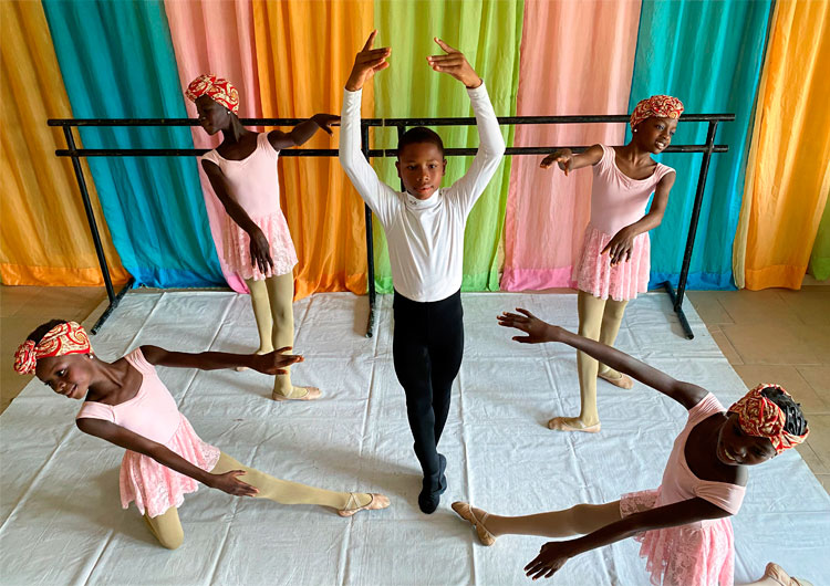 Anthony Mmesoma Madu, bailarin, posa en la Academia Leap of Dance de Nigeria
