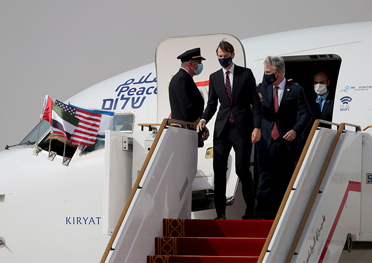 El asesor de Seguridad Nacional Robert O'Brien y el asesor presidencial Jared Kushner bajan del avión en el aeropuerto internacional de Abu Dhabi.