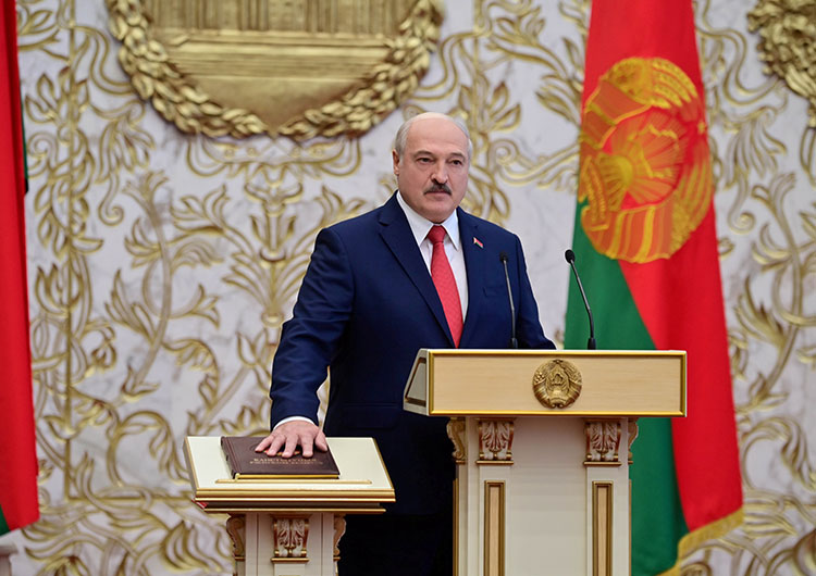 Alexander Lukashenko presta juramento