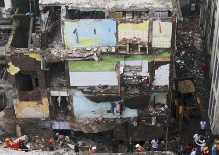 Rescatistas en edificio derrumbado en India