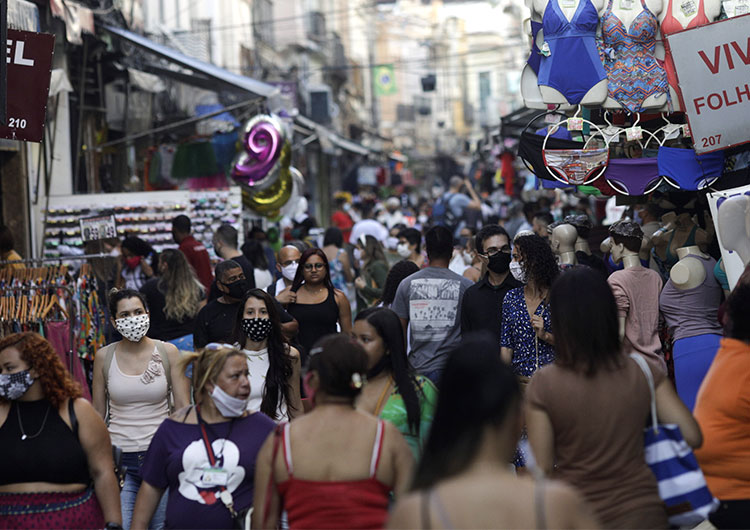 En plena pandemia, cientos de personas en una calle de Río de Janeiro.