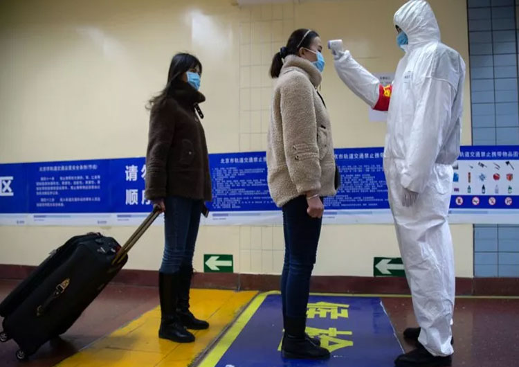 En plena pandemia, los controles en el subte de Pekín, China.