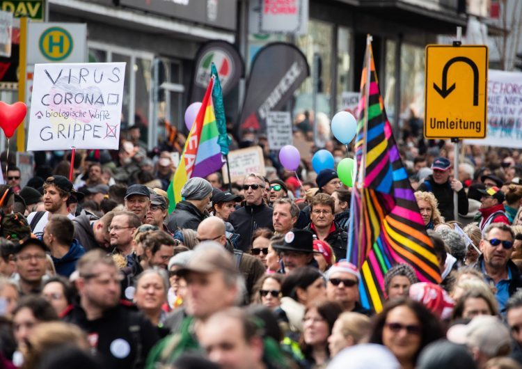 Miles de personas protestan en Alemania contra medidas por tercera ola de COVID-19