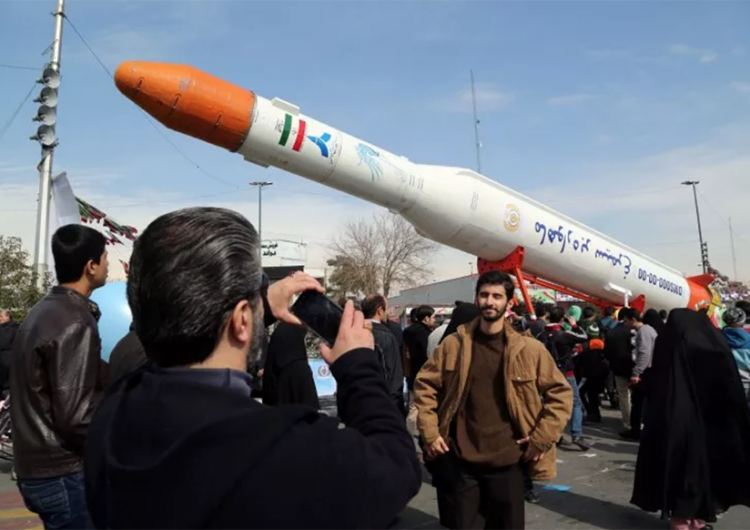 Irán envía cohete con satélites al espacio