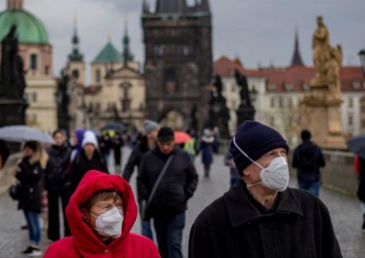 A dos años del inicio de la pandemia, Europa se plantea convivir con el coronavirus