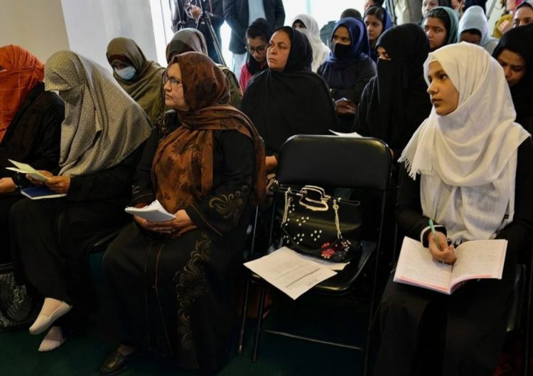 Afganistán: el Gobierno talibán prohibió que las mujeres puedan viajar solas en avión