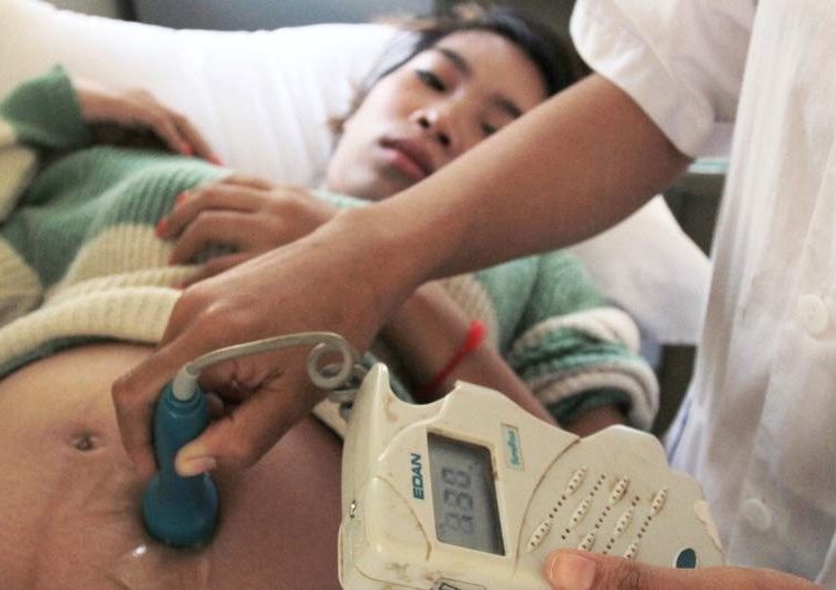 OMS: Las mujeres de todo el mundo sufren maltratos durante el parto