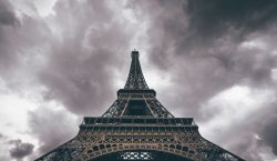 Advierten por el presunto mal estado de la Torre Eiffel